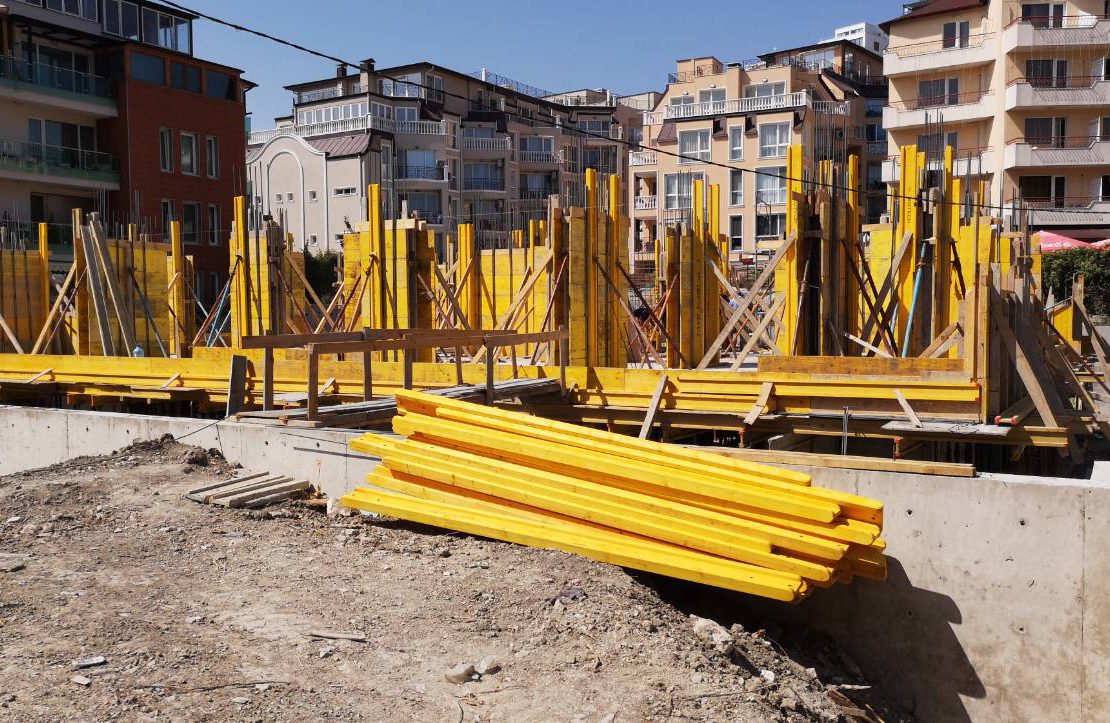 Melody Homes -Изградени колони 2-ри етаж