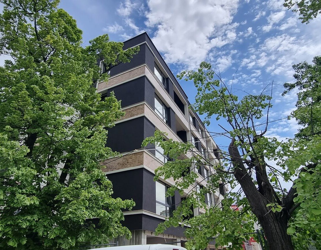 Сграда А на комплекс „Азалия“ е с почти готова фасада