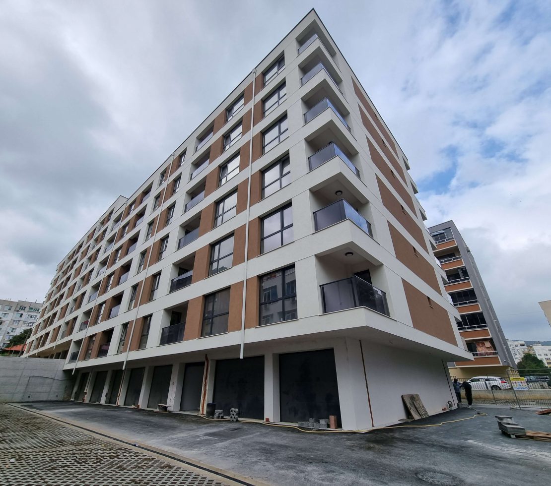 Полагането на асфалтова настилка на Секция А на комплекс „Хармония“