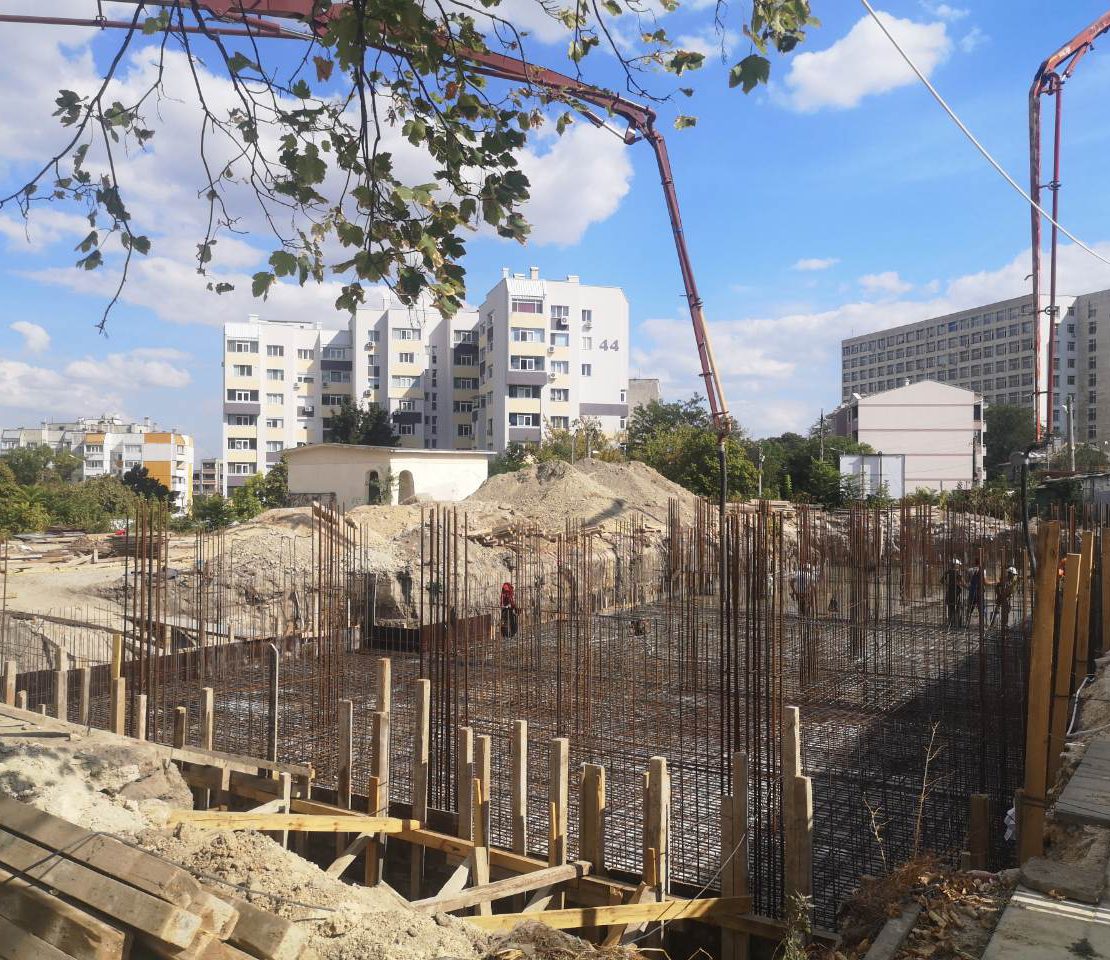 SUNCITY – ИЗЛИВАМЕ БЕТОН ЗА ФУННДАМЕНТНАТА ПЛОЧА ЗА СЕКЦИЯ А В SUNCITY