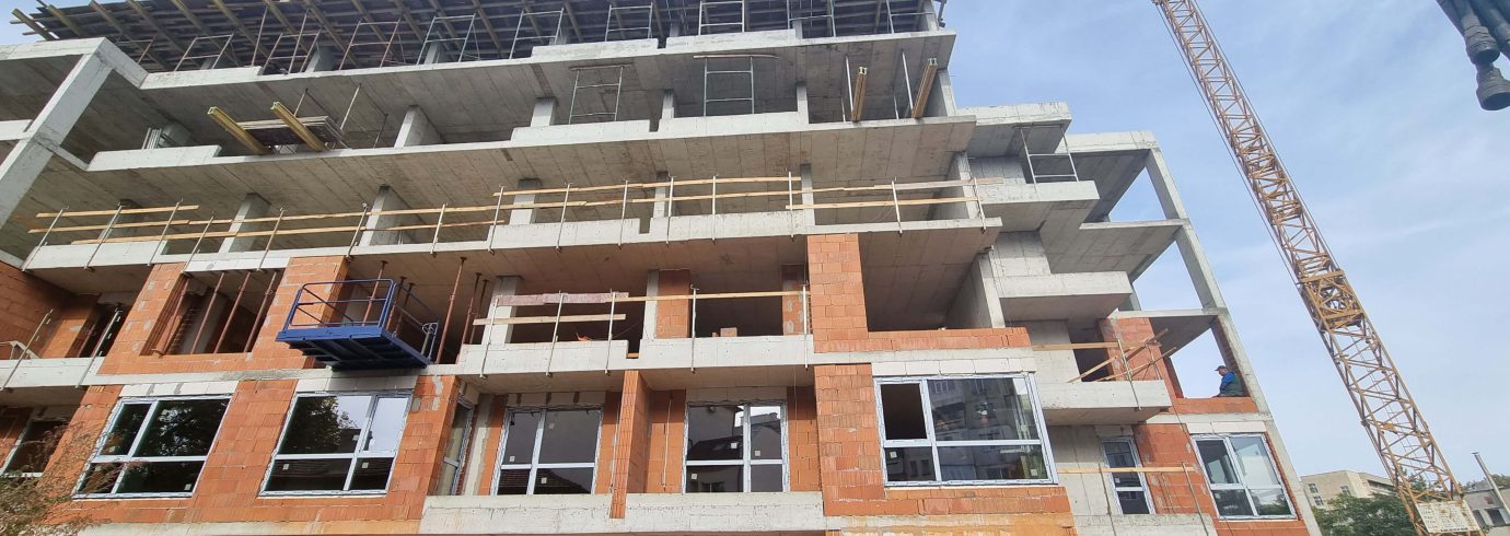 Започна монтирането на дограмата на жилищен комплекс „Азалия“ гр.Шумен - Globstroy