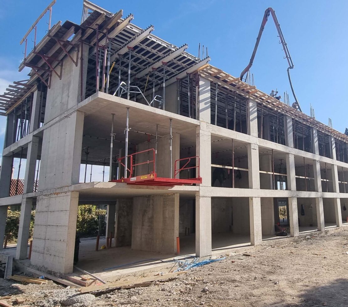 Полагане на бетон на четвърта плоча на Жилищна сграда „Солей“